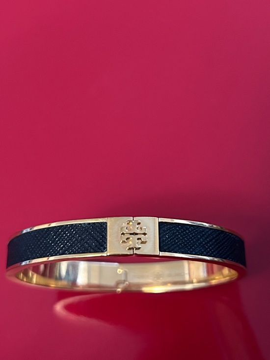 Tory Burch - 1/2” Black Leather Inlay Gold Hinged Bracelet - Picture 11 of 11